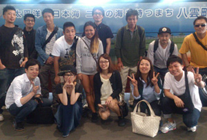 お出迎えのバスの前でパシャリ！