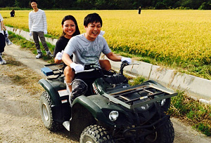 バギーで遊んでいるように見えます