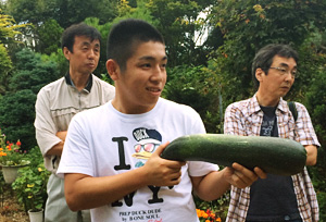 男性が銃のように持っている